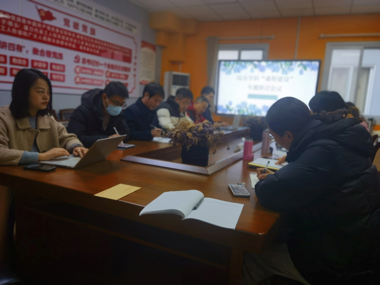 “科艺传承，快乐成长”—小学部综合学科“课程建设”专题研讨报道(2)_html_m3d02efee.jpg